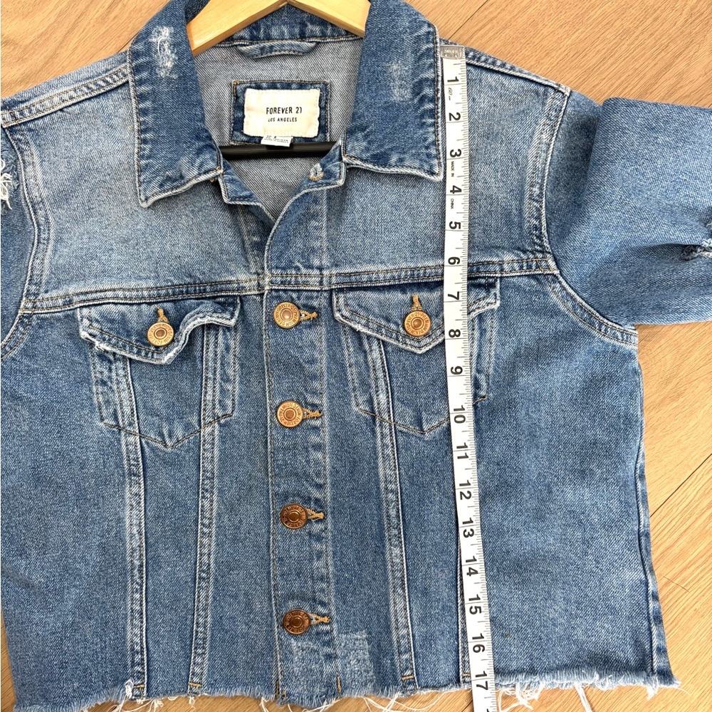 Forever 21 Distressed Cropped Denim Jacket Raw Hem Size S - Picture 9 of 10